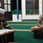 Hangatnya Ramadhan, Satgas TMMD Reguler ke-127 Tadarus Al-Qur’an Bersama Warga Mushola Mudalil Muttakin
