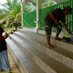 Jelang Sholat Jum’at, Satgas TMMD Reguler ke-127 Bersihkan Masjid Baiturrahman