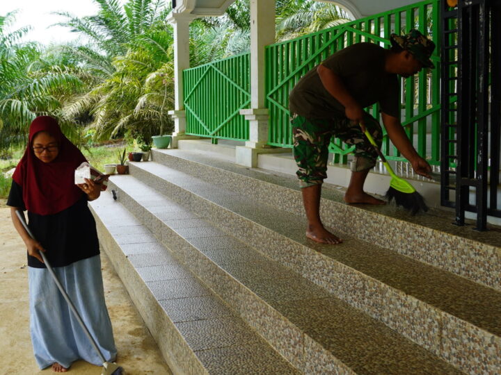 Jelang Sholat Jum’at, Satgas TMMD Reguler ke-127 Bersihkan Masjid Baiturrahman