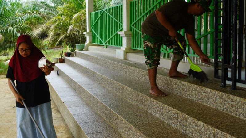 Jelang Sholat Jum’at, Satgas TMMD Reguler ke-127 Bersihkan Masjid Baiturrahman