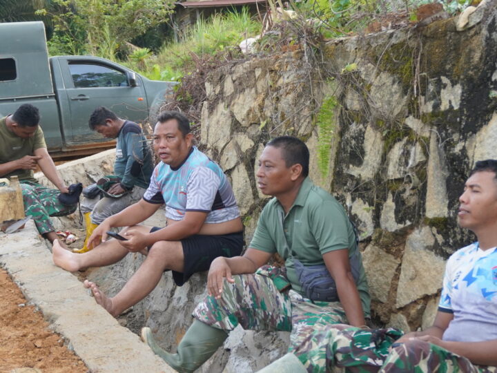 Tak Hanya Bekerja, Satgas TMMD Reguler ke-127 Perkuat Kebersamaan Dengan Warga Saat Puasa