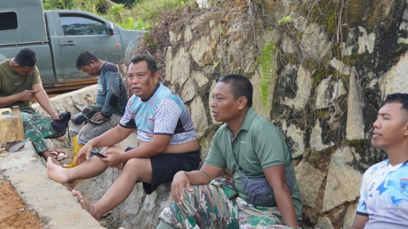 Tak Hanya Bekerja, Satgas TMMD Reguler ke-127 Perkuat Kebersamaan Dengan Warga Saat Puasa