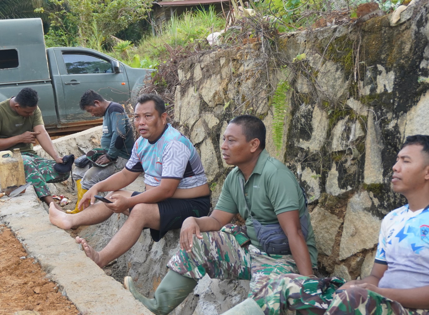 Tak Hanya Bekerja, Satgas TMMD Reguler ke-127 Perkuat Kebersamaan Dengan Warga Saat Puasa