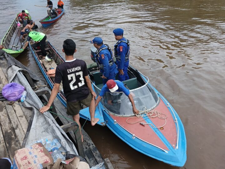 Perahu Taksi Sayur Tenggelam Disungai Seberang Desa Kampung Tengah Kecamatan Katingan Kuala