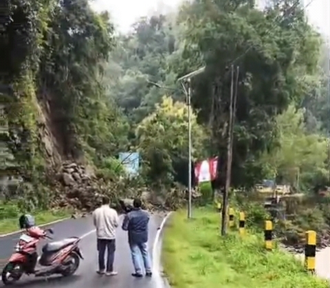 UPT PJJ Pacitan Gerak Cepat Kerahkan Dua Alat Berat Loader Guna Tangani Material Longsoran di 11 Titik Ruas Jalan Pacitan-Ponorogo.
