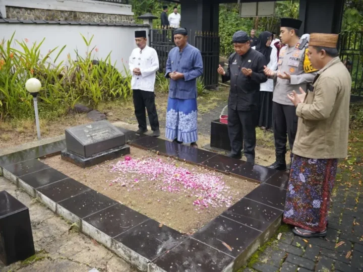 Bupati Indrata Nur Bayuaji Pimpin Ziarah ke Makam Tokoh Pendiri Kabupaten Pacitan Dihari Jadi ke-281.