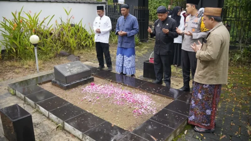 Bupati Indrata Nur Bayuaji Pimpin Ziarah ke Makam Tokoh Pendiri Kabupaten Pacitan Dihari Jadi ke-281.