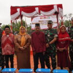 Pembukaan TMMD ke-127 Kodim 1015/Sampit, Dimeriahkan dengan Pembagian Sembako bagi Warga Kurang Mampu