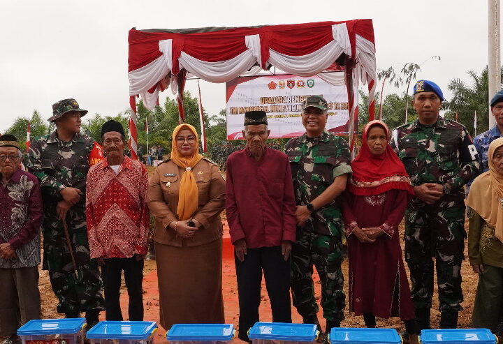 Pembukaan TMMD ke-127 Kodim 1015/Sampit, Dimeriahkan dengan Pembagian Sembako bagi Warga Kurang Mampu