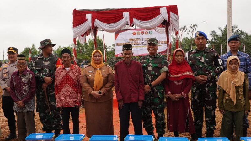Pembukaan TMMD ke-127 Kodim 1015/Sampit, Dimeriahkan dengan Pembagian Sembako bagi Warga Kurang Mampu