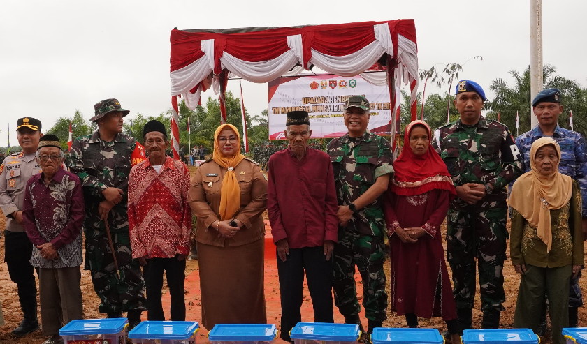 Pembukaan TMMD ke-127 Kodim 1015/Sampit, Dimeriahkan dengan Pembagian Sembako bagi Warga Kurang Mampu