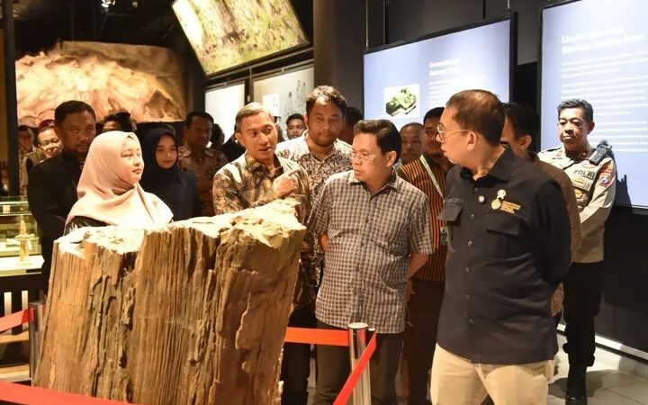 Bupati Indrata Nur Bayuaji Dampingi Menteri Kebudayaan RI Fadli Zon Datangi Dua Situs Sejarah di Pacitan