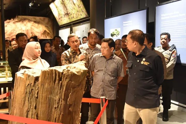 Bupati Indrata Nur Bayuaji Dampingi Menteri Kebudayaan RI Fadli Zon Datangi Dua Situs Sejarah di Pacitan