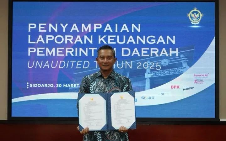 Bupati Pacitan Indrata Nur Bayuaji Serahkan LKPD Unaudited 2025 ke Pemprov Jatim
