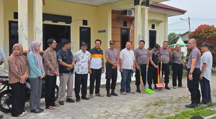 POLSEK KUMAI DAN KELURAHAN KUMAI HILIR CIPTAKAN LINGKUNGAN BERSIH