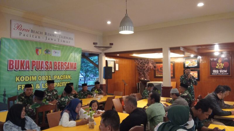 Bagi Takjil dan Buka Puasa Bersama Media Serta LSM, Digelar Kodim 0801/Pacitan Guna Perkuat Sinergi