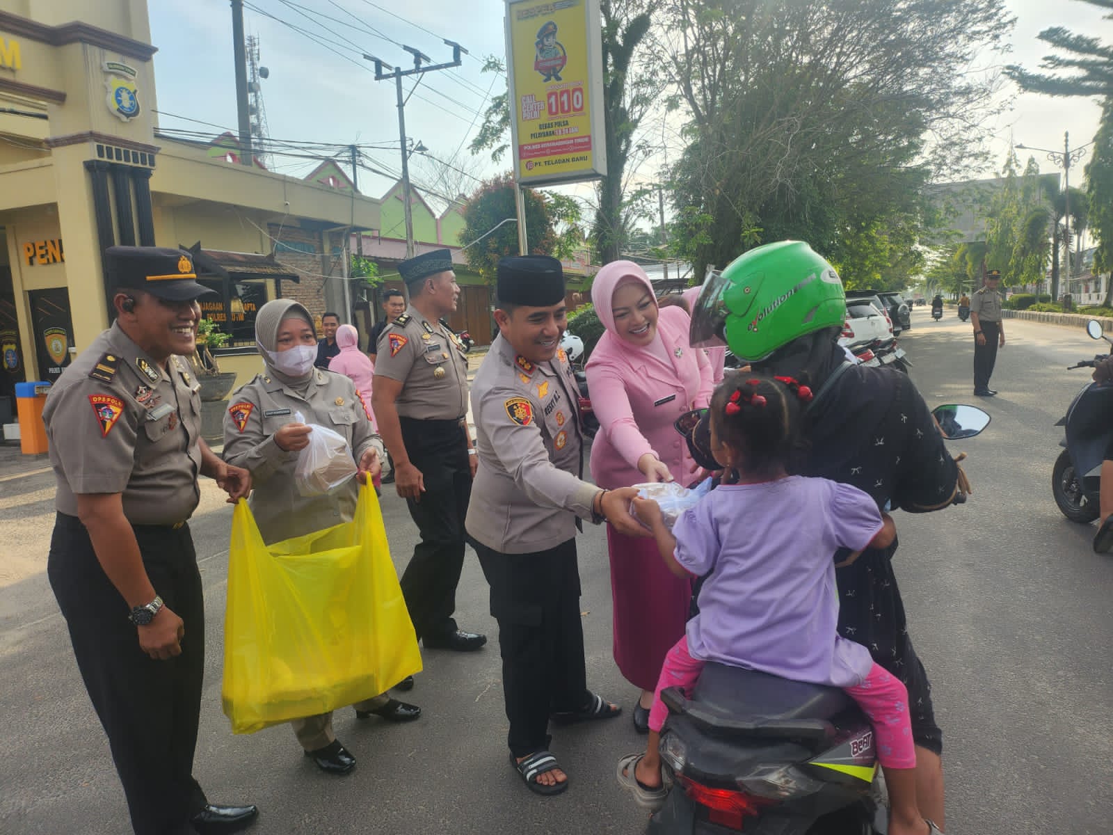 Menyemarakkan Bulan Suci Ramadhan 1447 H/ 2026M Polres Kotim Berbagi Takzil.