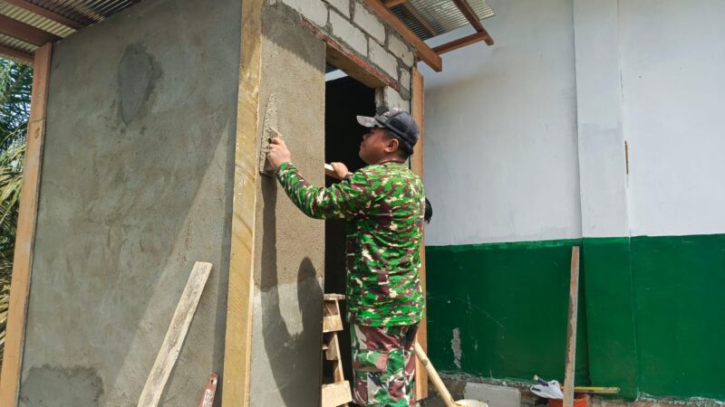 Haluskan Dinding MCK, Satgas TMMD 127 Kodim 1015/Sampit Percepat Tahap Pemelesteran