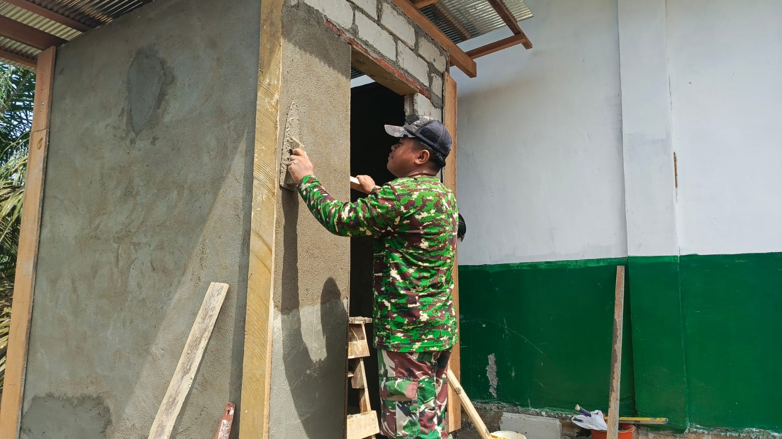 Haluskan Dinding MCK, Satgas TMMD 127 Kodim 1015/Sampit Percepat Tahap Pemelesteran