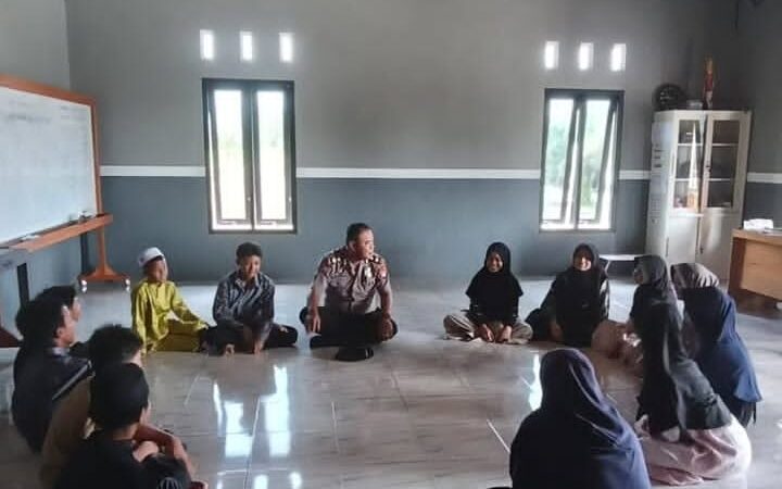 POLSEK KUMAI SOSIALISASI BAHAYA BULLYING DAN TERTIB BERLALU LINTAS DI SMP lT CENDIKIA