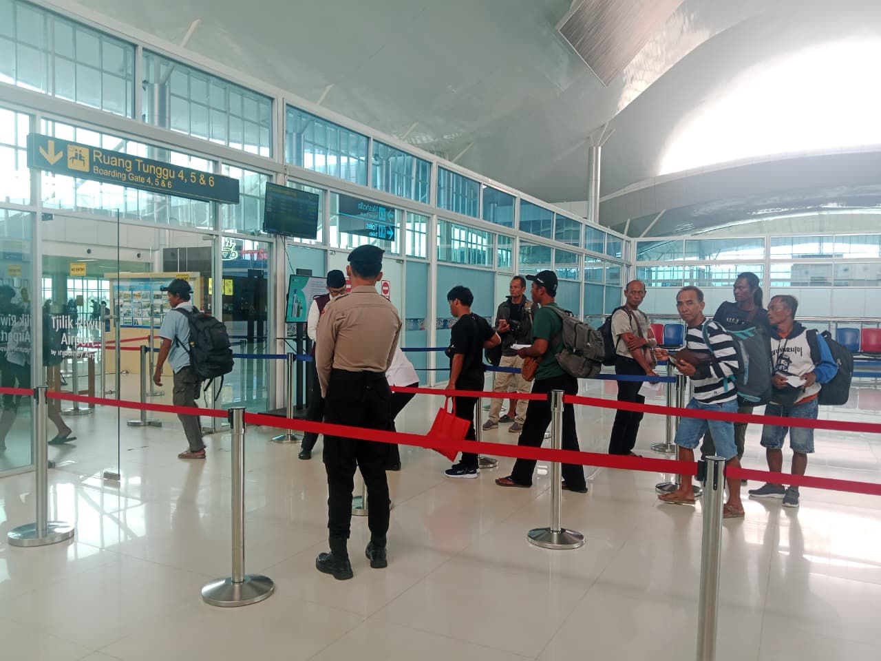 Satpamobvit Polresta Palangka Raya Amankan Aktivitas di Bandara Tjilik Riwut