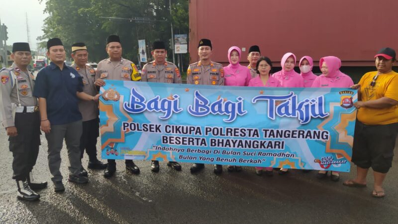 Polsek Cikupa dan Bhayangkari Ranting Cikupa Bagikan 250 Paket Takjil Gratis kepada Pengguna Jalan