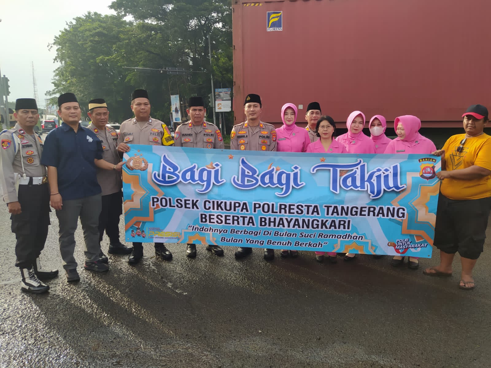 Polsek Cikupa dan Bhayangkari Ranting Cikupa Bagikan 250 Paket Takjil Gratis kepada Pengguna Jalan