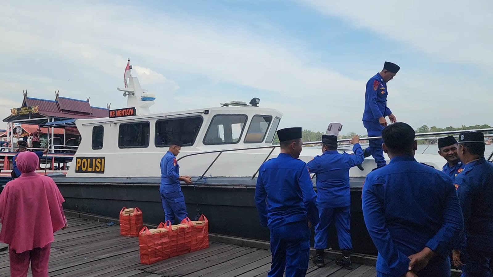Sat Polairud Polres Kotim Berbagi Takjil Kepada Masyarakat Dalam Rangka Bulan Ramadhan 1447 H/ Tahun 2026