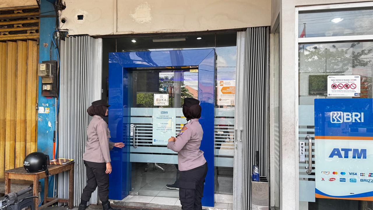 Patroli Bawi Bajenta, Polwan Polresta Palangka Raya Jaga Kamtibmas di Masjid Sabilal Muhtadin dan Bank BRI Pasar Kahayan