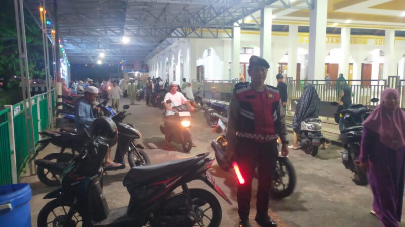 Polres Kotim Amankan Shalat Tarawih di Masjid Jami Noor Agung Sampit