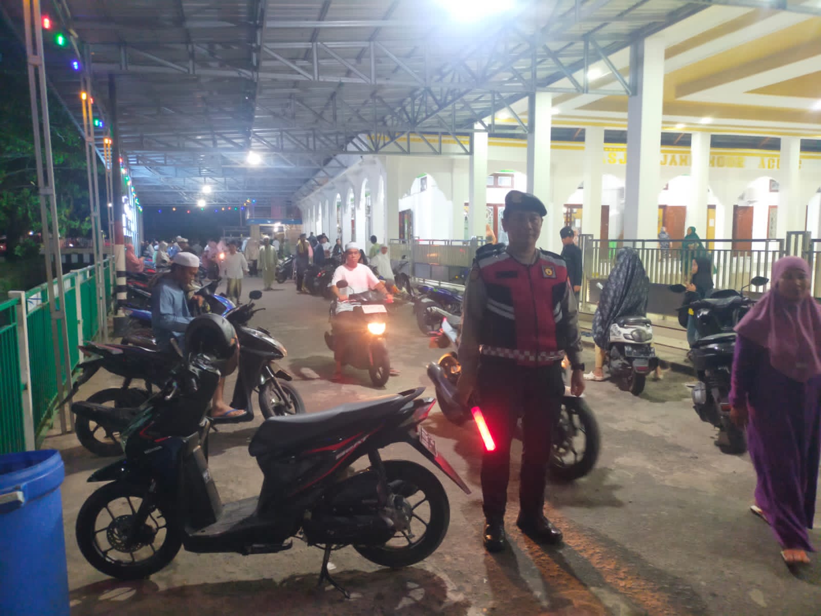 Polres Kotim Amankan Shalat Tarawih di Masjid Jami Noor Agung Sampit