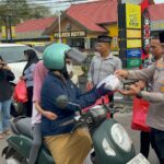 Kapolres Kotim Peduli Sesama, Berbagi Takjil Menjelang Berbuka Puasa Di Depan Mapolres Kotim.