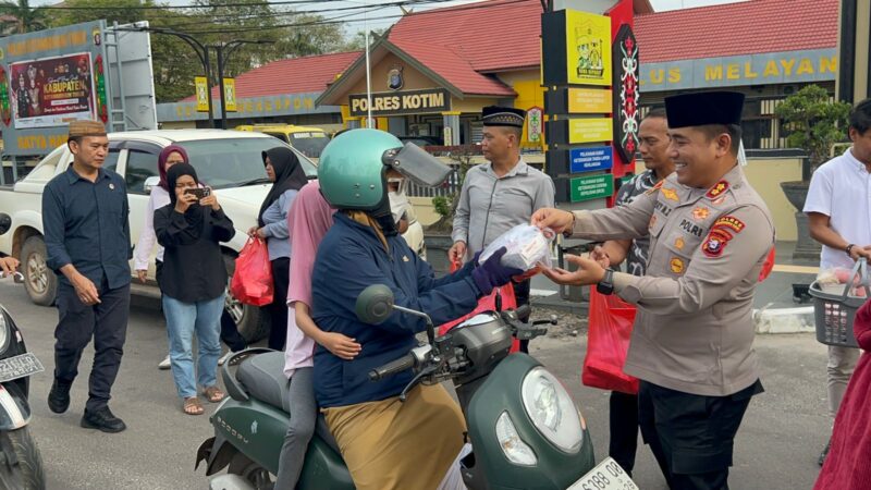 Kapolres Kotim Peduli Sesama, Berbagi Takjil Menjelang Berbuka Puasa Di Depan Mapolres Kotim.