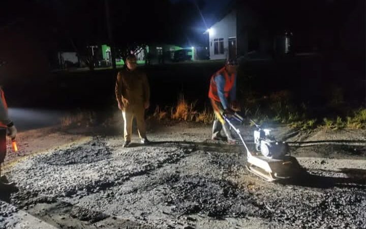 TIM SATGAS BINA MARGA PUPR KOBAR PERBAIKI JALAN