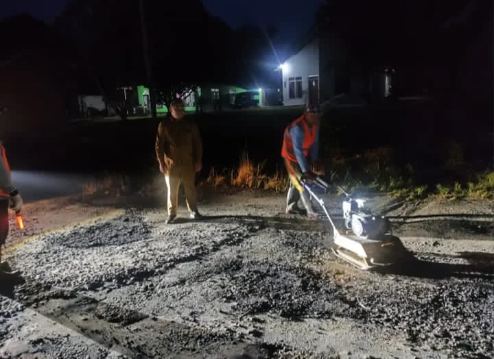 TIM SATGAS BINA MARGA PUPR KOBAR PERBAIKI JALAN