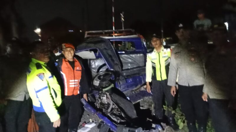 Kejadian Mobil Pick-up Tertabrak Kereta Api Dari Jakarta Menuju Rangkas Bitung di Perlintasan Pintu Kereta Salimah