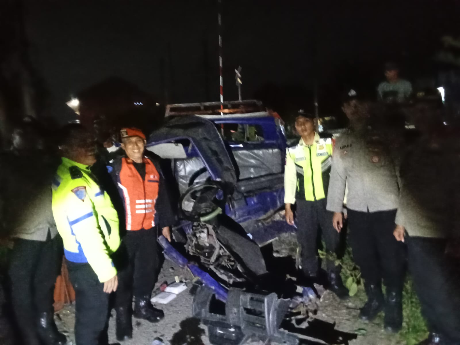 Kejadian Mobil Pick-up Tertabrak Kereta Api Dari Jakarta Menuju Rangkas Bitung di Perlintasan Pintu Kereta Salimah