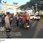 Posko Terpadu Citra Raya Bagikan Takjil, Iptu Udi Muhdi Langsung Pimpin Aksi Berbagi