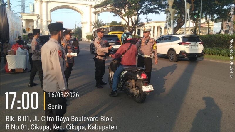 Posko Terpadu Citra Raya Bagikan Takjil, Iptu Udi Muhdi Langsung Pimpin Aksi Berbagi