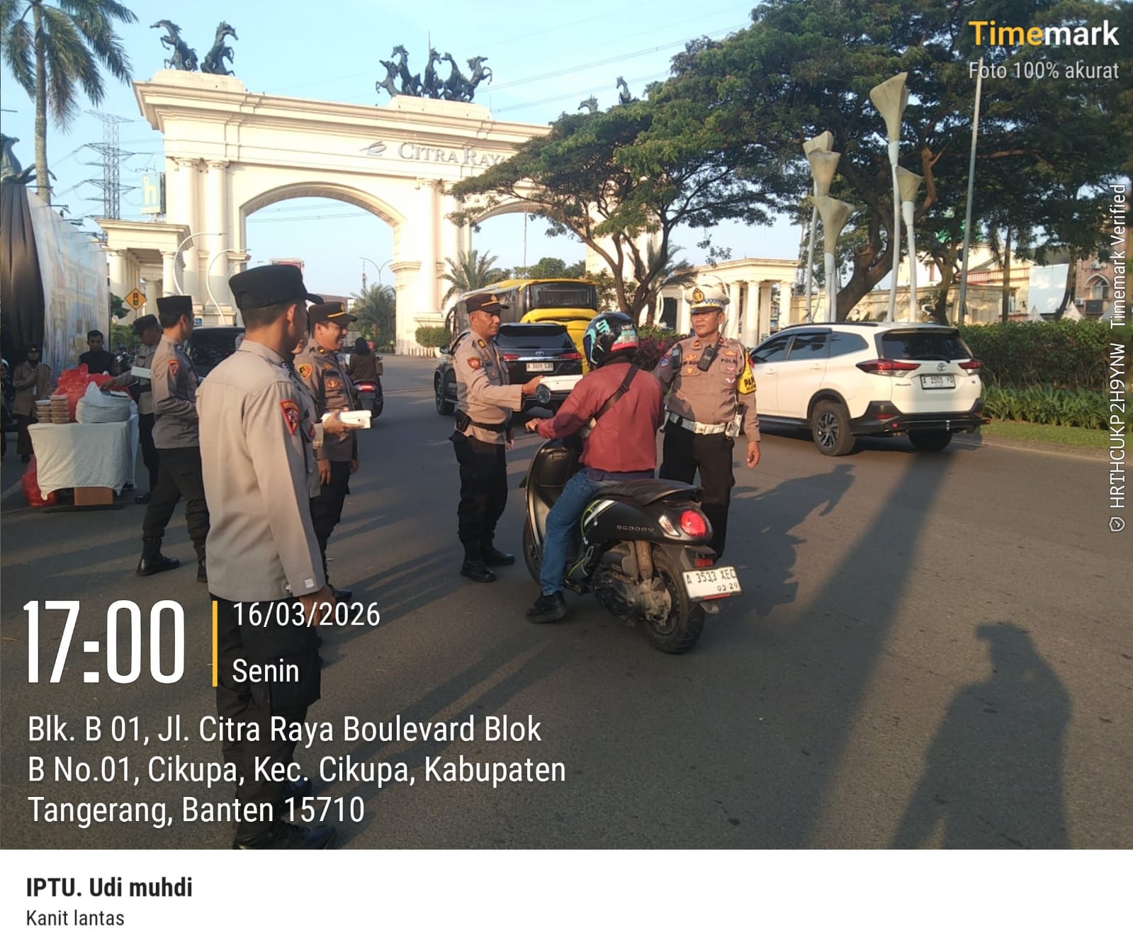 Posko Terpadu Citra Raya Bagikan Takjil, Iptu Udi Muhdi Langsung Pimpin Aksi Berbagi