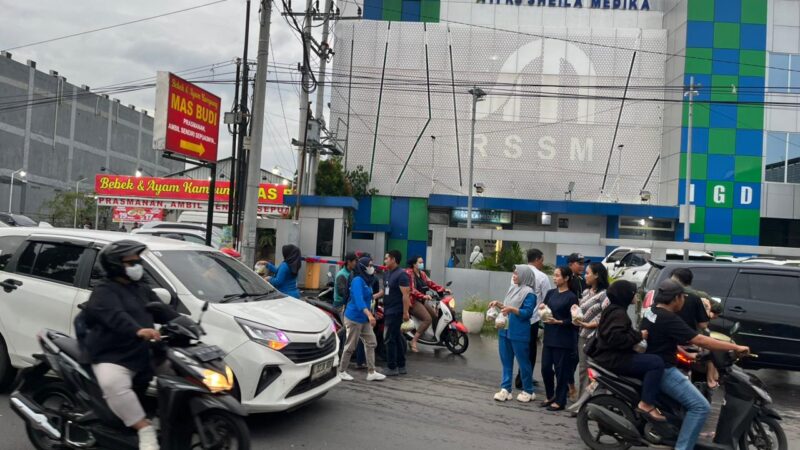 Indahnya Berbagi di Bulan Ramadan, RS Sheila Medika Surabaya Gelar Aksi Berbagi Takjil