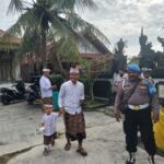 Polsek Ketapang Amankan Rangkaian Kegiatan Persembahyangan Ngembak Geni di Pura Tri Bhuwana Agung Sampit