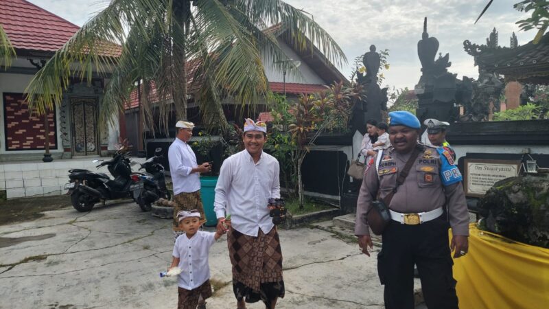 Polsek Ketapang Amankan Rangkaian Kegiatan Persembahyangan Ngembak Geni di Pura Tri Bhuwana Agung Sampit
