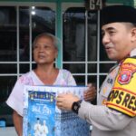 Menjelang Idul Fitri, Kapolres Kotim Bagikan Parcel kepada Warga Sekitar Asrama