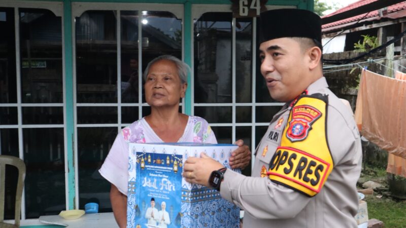 Menjelang Idul Fitri, Kapolres Kotim Bagikan Parcel kepada Warga Sekitar Asrama