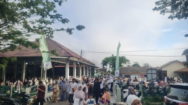 Kegiatan pengamanan Shalat Idul Fitri 1477 H di Masjid Nur Agung Dilaksanakan Secara Humanis.