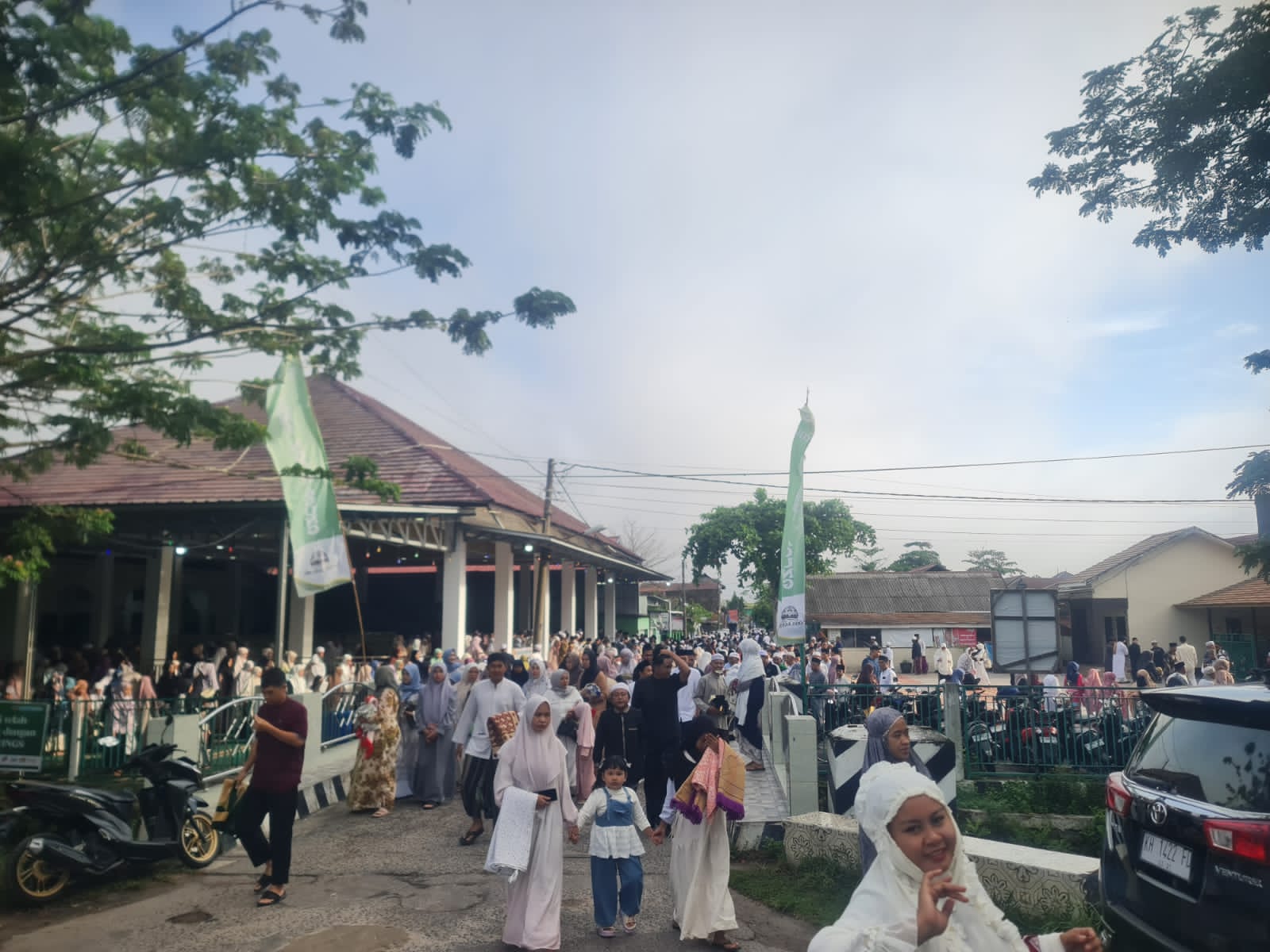 Kegiatan pengamanan Shalat Idul Fitri 1477 H di Masjid Nur Agung Dilaksanakan Secara Humanis.