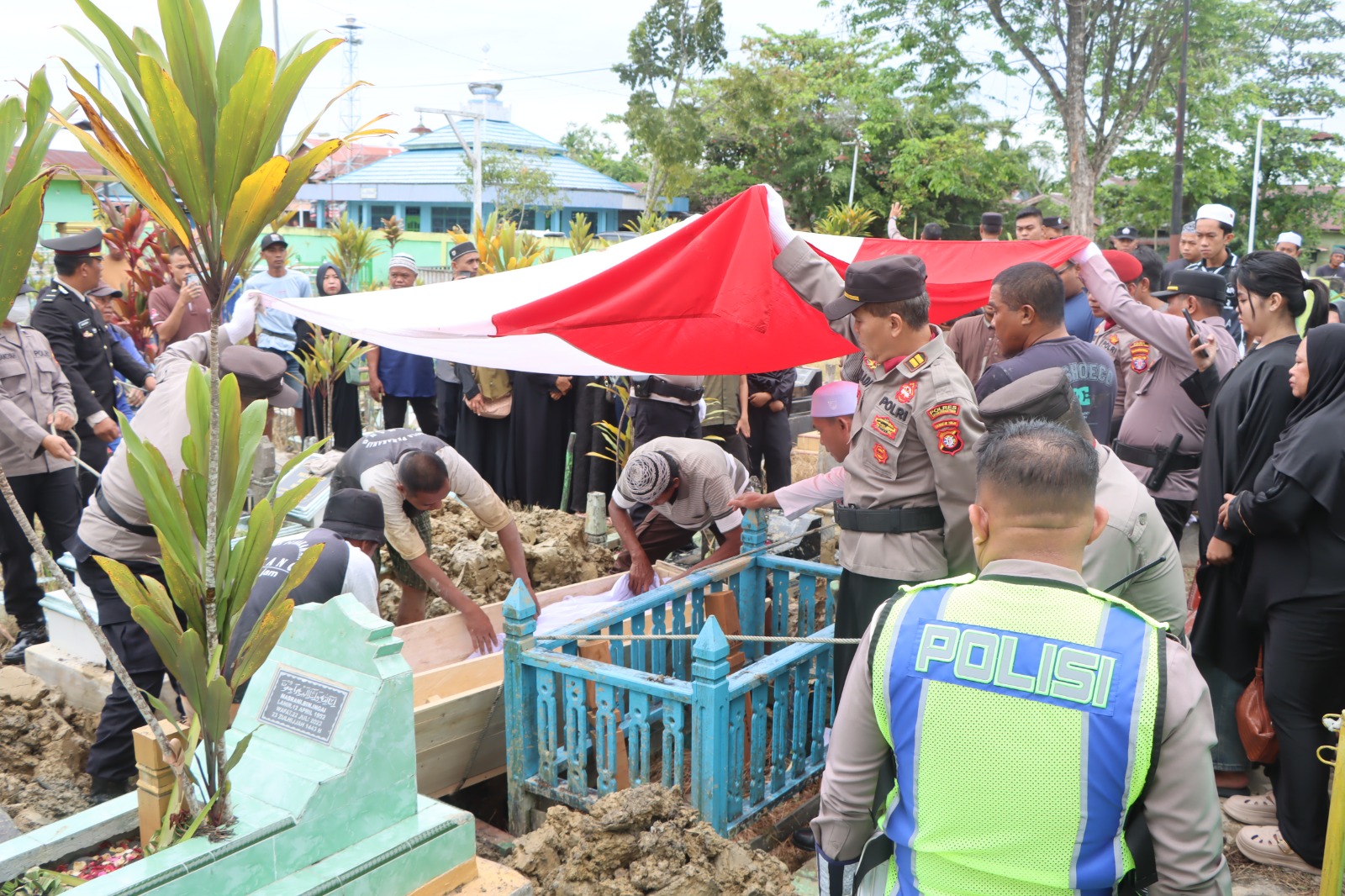Polres Kotim Laksanakan Upacara Pemakaman Aiptu Ariswan