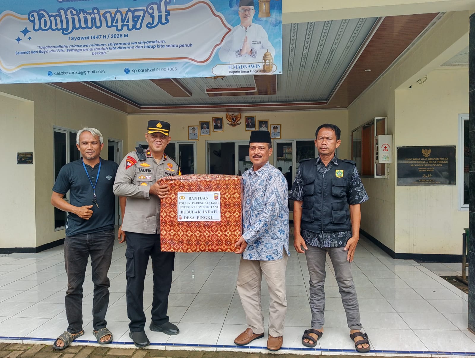 Perkuat Ketahanan Pangan, Kapolsek Parungpanjang Serahkan Bantuan Alat Tanam Jagung di Desa Pingku
