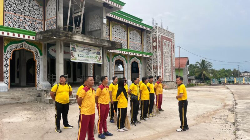 Polres Kotim Laksanakan Gotong Royong dalam Rangka Gerakan Nasional Indonesia Asri, Wujudkan Lingkungan Bersih dan Aman
